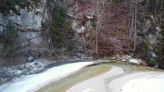 河岸上残留着雪的河谷