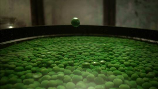 一颗豌豆落入水中的慢镜头