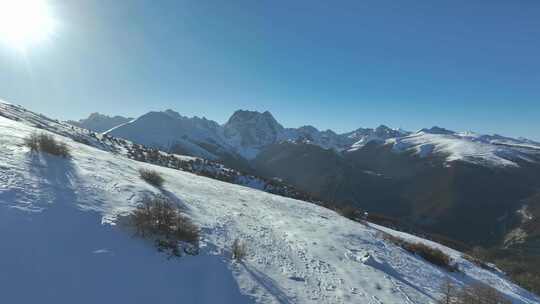 实拍登雪山画面