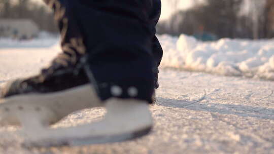 冰冻湖上的业余滑冰运动员