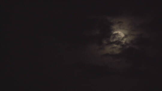 中秋节 空中圆月 朦胧 乌云飘过 近景