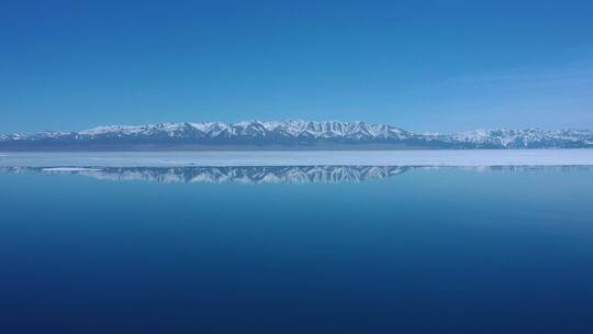 新疆赛里木湖航拍、雪山、冬日视频素材模板下载