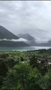 雨中的西藏林芝巴松措湖/高原湖泊