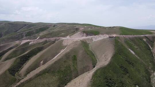 航拍新疆伊犁山丘公路大气风光