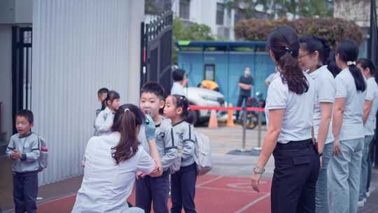 幼儿园老师和小孩欢乐玩耍