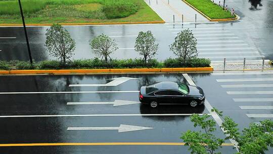 慢镜头城市暴雨车流