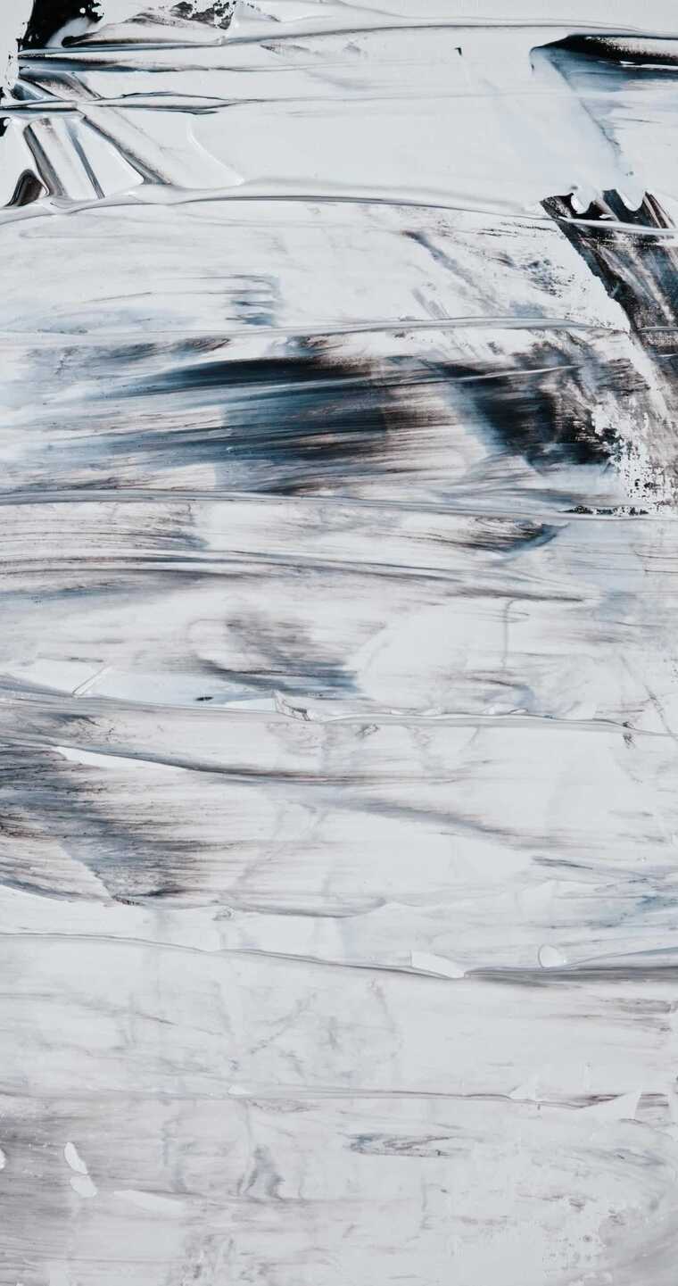 一个用调色板刀涂抹油漆的人