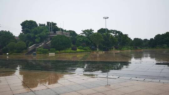 雨天石板台阶行人行走