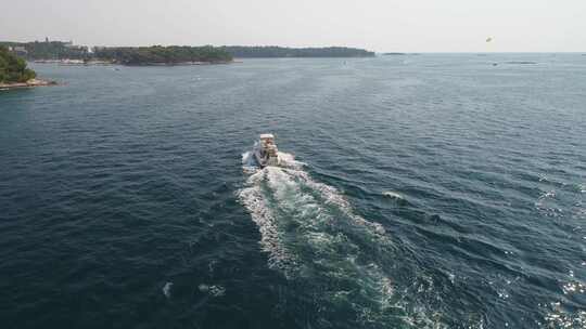 克罗地亚伊斯特拉亚得里亚海豪华快艇航拍图高清在线视频素材下载