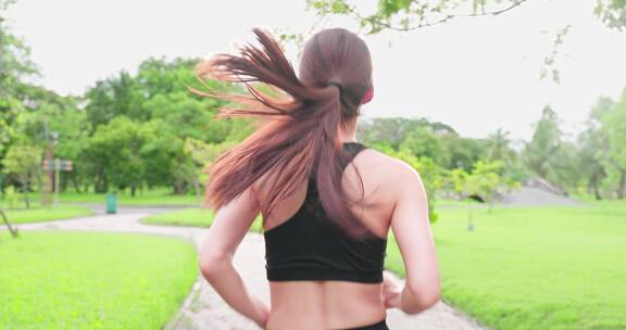 年轻女子跑步健身过桥