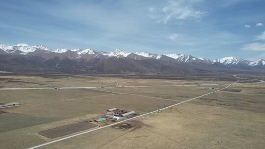 2021甘肃扁都口公路雪山草原车辆