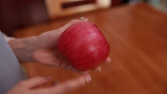 观察果盘里的红富士苹果