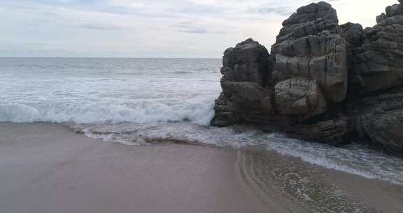 空中岩层形成的海洋波浪