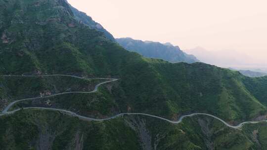 山上的盘山公路