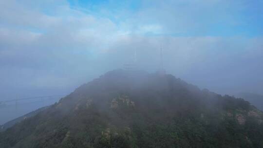 雾中的大连莲花山观景台