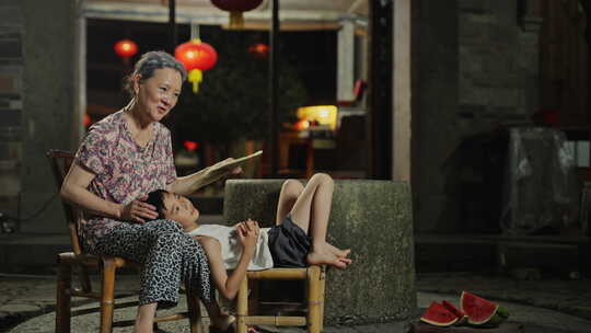 奶奶孙子儿童男孩土楼井水旁讲故事夏天