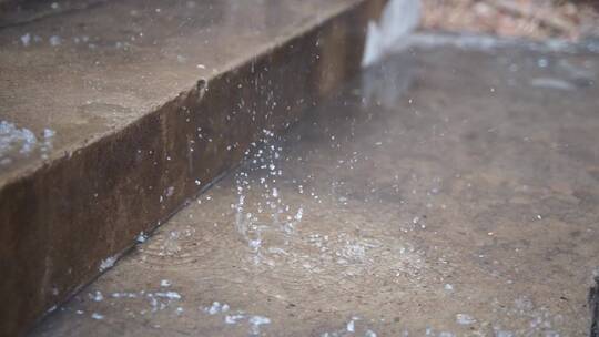 户外雨滴水滴砸在路面上视频素材模板下载
