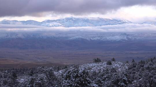 远景拍摄被雪覆盖的冬季山脉