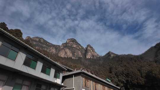 山间房屋与远处山脉景观