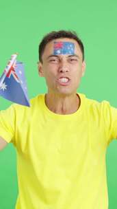 为澳大利亚欢呼的人尖叫着挥舞着国旗