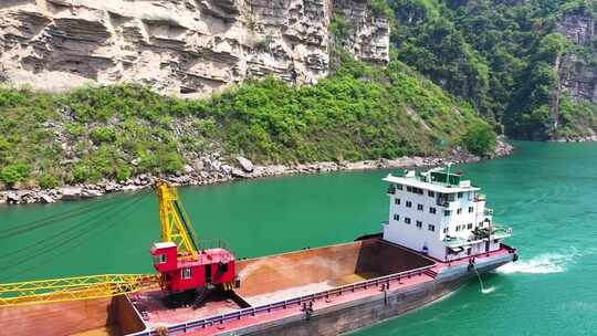 航拍长江三峡货轮