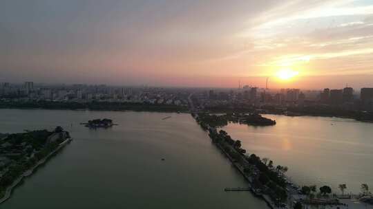 航拍山东聊城东昌湖景区夕阳晚霞