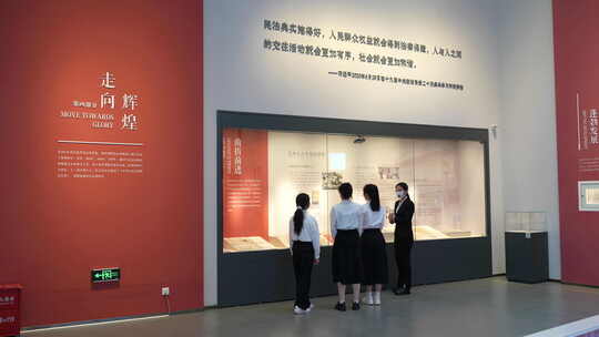 女孩参观民法典展览听讲解