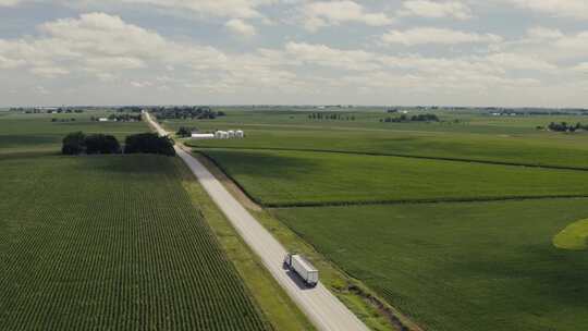 在高速公路空中行驶的大卡车