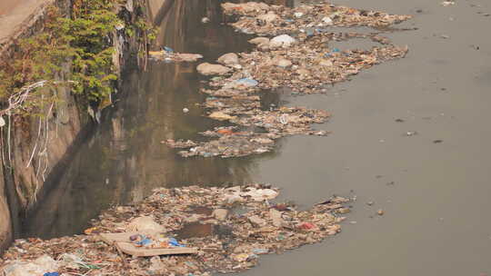 印度孟买达拉维贫民窟的肮脏河流