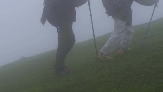 迷雾中登山脚步特写