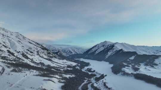 新疆阿勒泰地区禾木风景区雪山自然风光