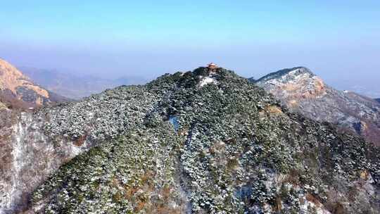 一场春雪后的泰山