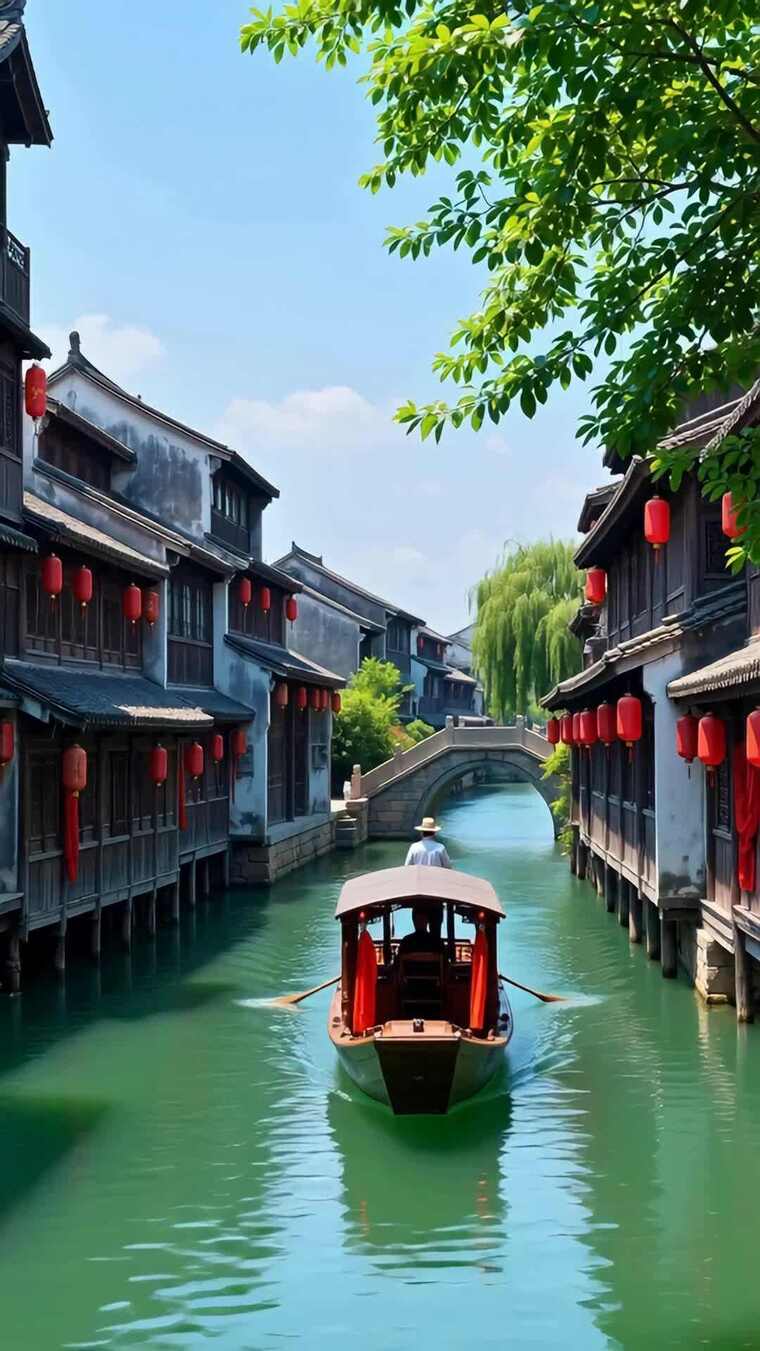 江南水乡河道乘船景象