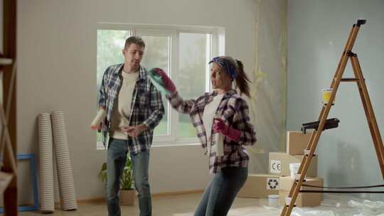 夫妻在装修房屋跳舞