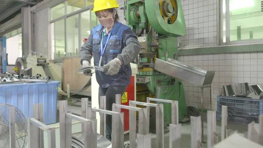 钢材切割工人工厂原材料加工视频素材模板下载