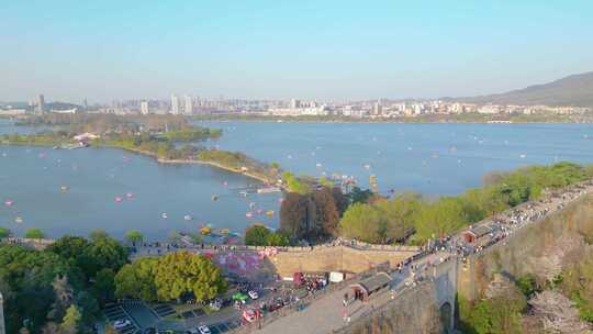 南京玄武区古鸡鸣寺游客观赏樱花人流风景视