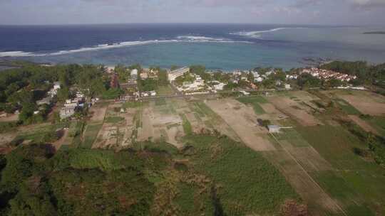 海岸线与建筑物沿着海滩天线