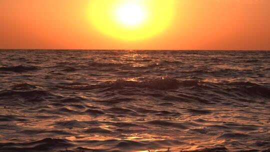 夕阳下的大海海面波浪滚滚