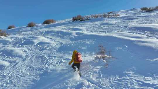 实拍登雪山画面