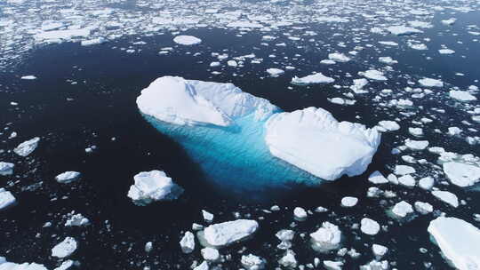 南极洲海洋冰山上空的空中飞行