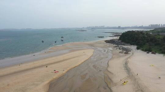 由远拉进航拍福建平潭岛带有沙滩的海岸线