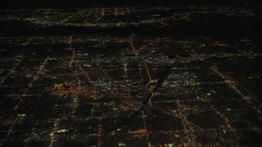 从飞机舷窗观看芝加哥奥黑尔机场夜间着陆准