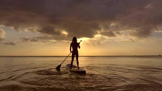 男人划皮划艇划向太阳