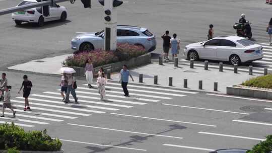 城市十字路口车流人流