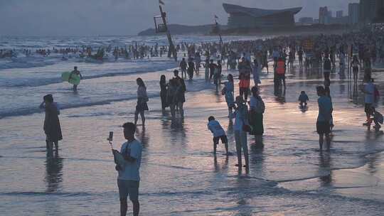 海边的人们欣赏着海景