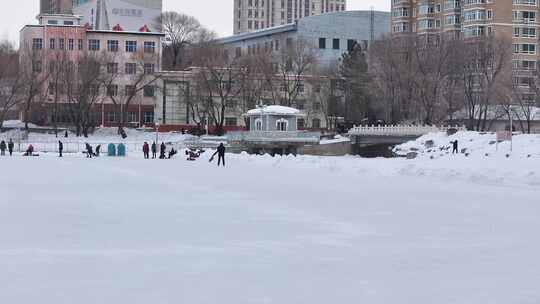 俯拍雪地冰场全景 有人在冰面活动