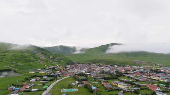 四川阿坝州姜冬村藏族村落草原环境经幡航拍