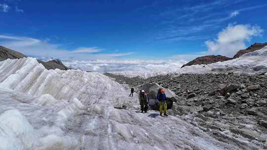 攀登四川第二高峰中山峰的登山队徒步冰塔林