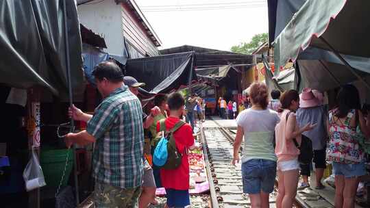 泰国铁路市场火车行驶而过后商贩摆摊