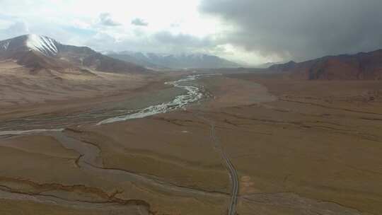 青藏高原三江源峡谷雪山航拍